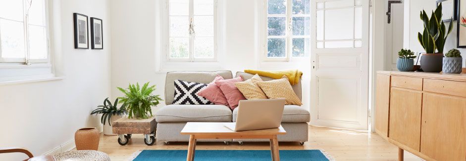 Helles Wohnzimmer mit Sofa und Pflanzen